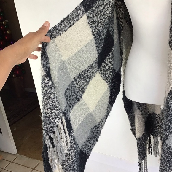 WOOLRICH WOMEN BLACK GREY PLAID FRINGE COZY TEDDYBEAR LIKE TEXTURE WRAP ONE SZ - Picture 4 of 10